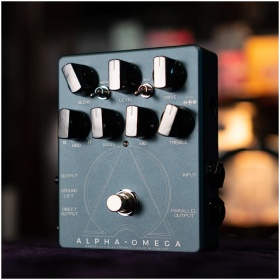 Pedal Darkglass Alpha Omega Preamp Overdrive para Bajo - Image 3