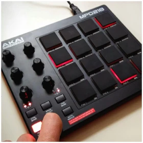 Controlador Akai MPD218 MIDI USB de 16 Pads - USADO - Image 5