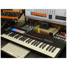 Controlador Novation Launchkey 49 Mk3 - Image 2