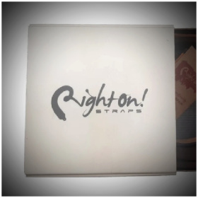 Caja de madera Right On! exhibidor de correas para regalo - Made in Spain - Image 4